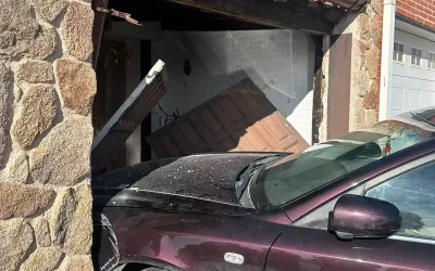 Un vehículo se empotra en una vivienda de Illescas