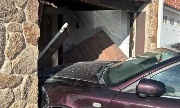 Un vehículo se empotra en una vivienda de Illescas