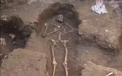 Se han hallado enterramientos en las obras de la Plaza de Los leones. Video