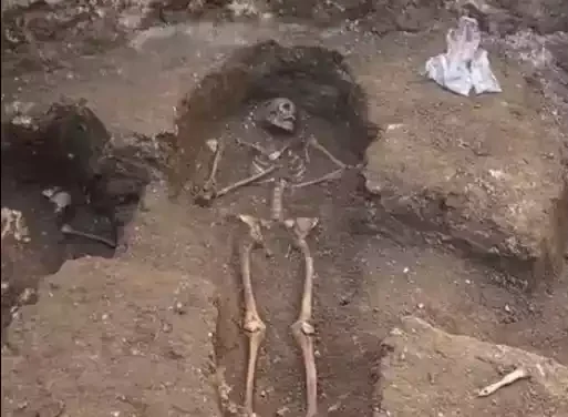 Se han hallado enterramientos en las obras de la Plaza de Los leones. Video