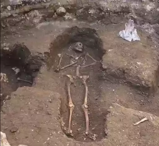 enterramiento-pl-los-leones-illescas Restos humanos plaza de los leones de Illescas