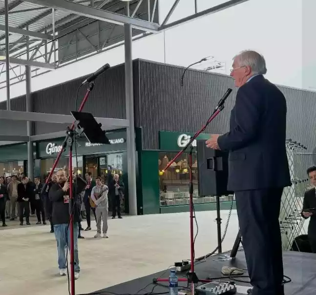 Tofiño inaugura centro comercial